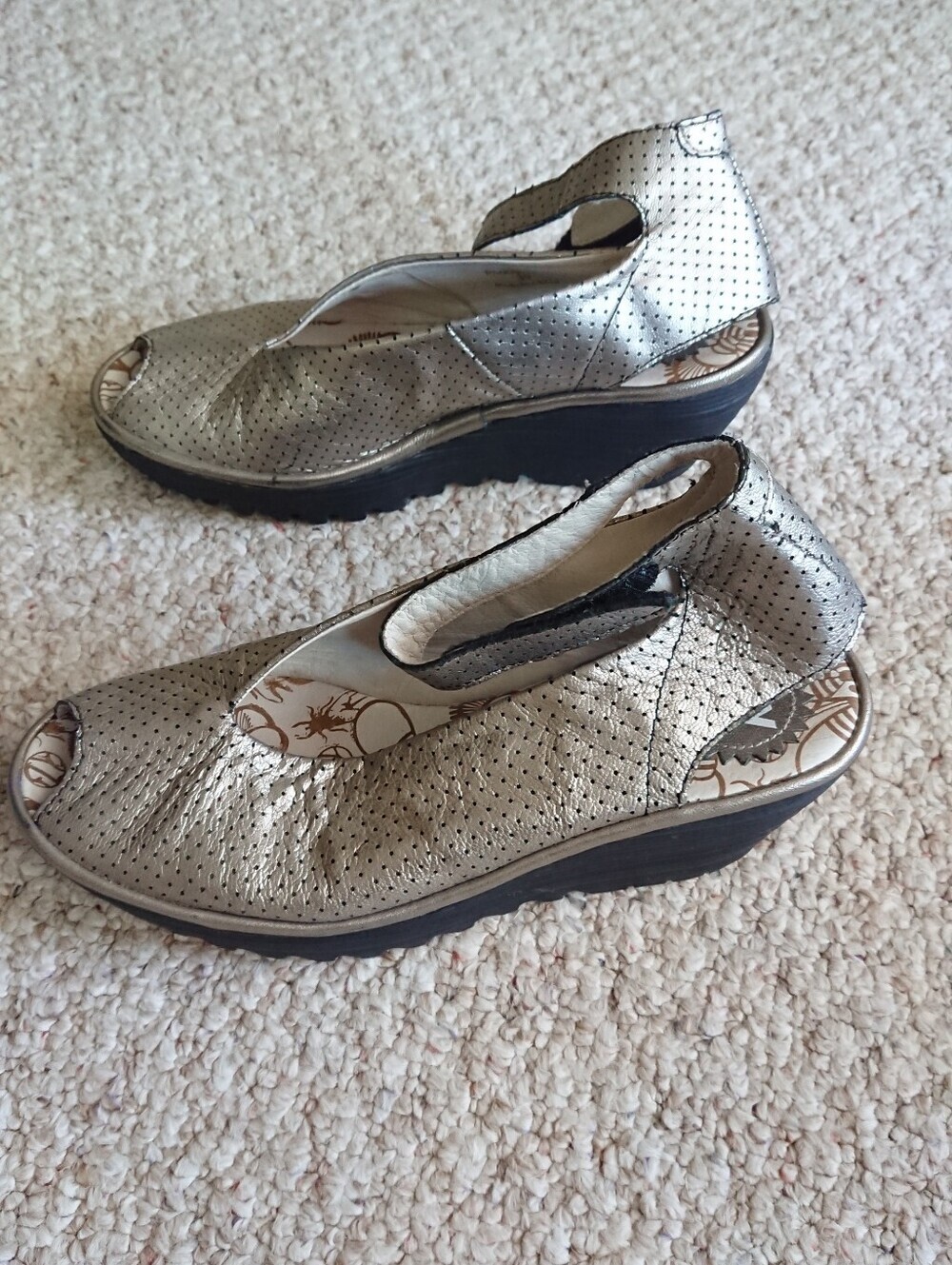 Fly London Yala Metallic Silver Leather open-toed wedges Sandal size 8.5